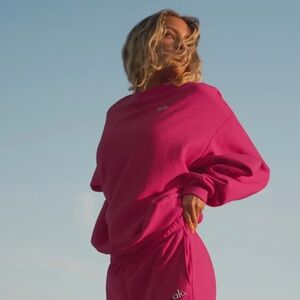 ALO YOGA pink summer crush accolade crewneck
